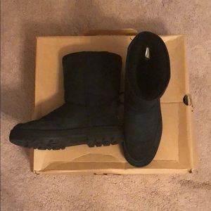 Ultra short women’s black uggs size 7